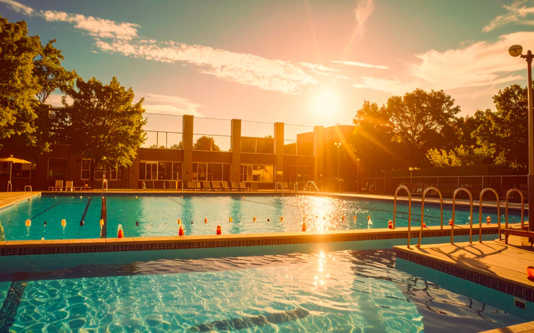 Une piscine municipale en fin de journée, avec du chlore dans l'eau
